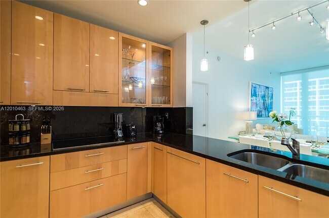 6799 Collins Ave Unidad 503