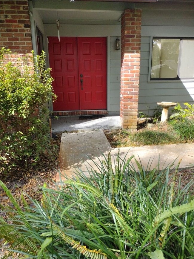 Building Photo - 3 Br. 2 Ba. condo with garage