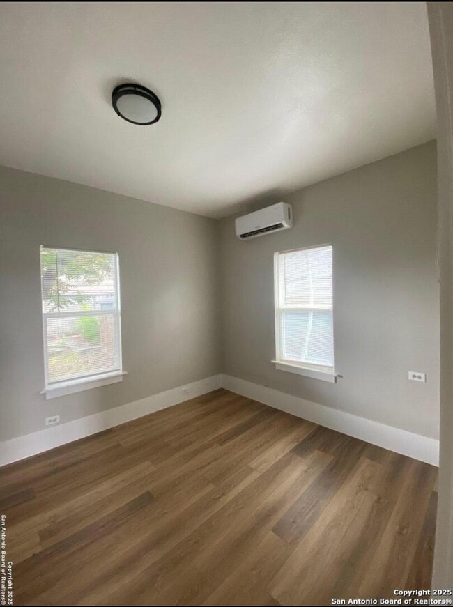 Photo - 143 E Baylor St