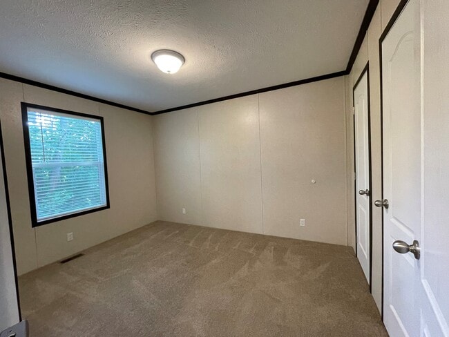Photo - 104 Sheppard Ave