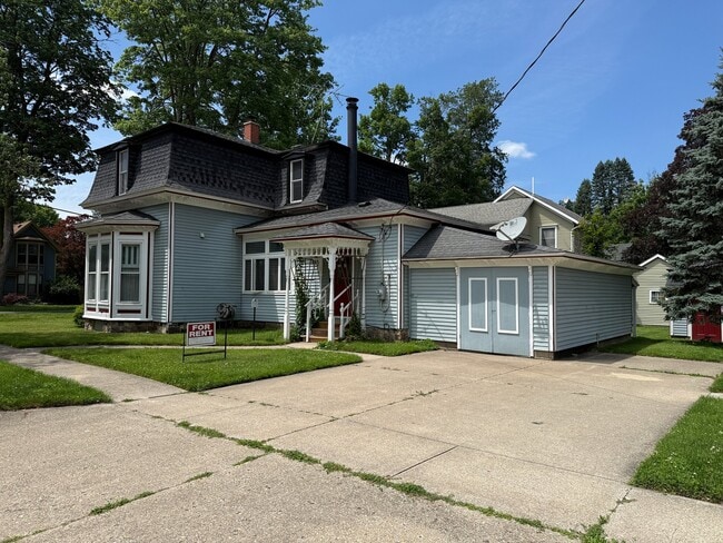 Photo - 325 S Main St