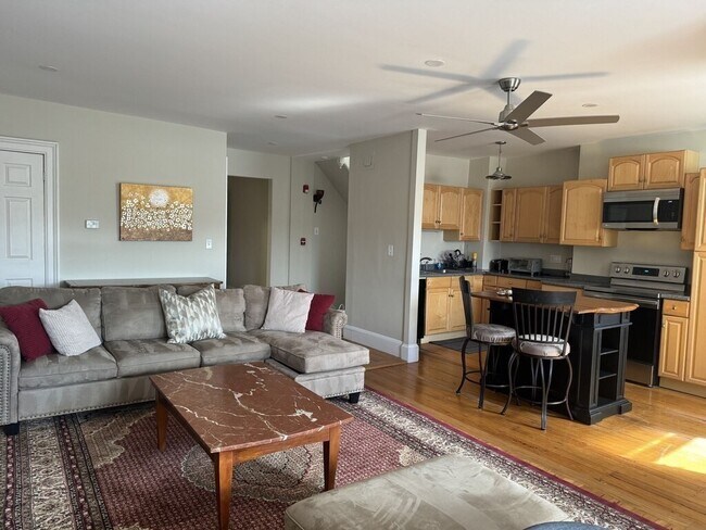 318 Tappan St Unidad 3Furni