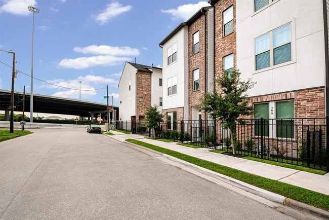 Photo - 710 Clark St