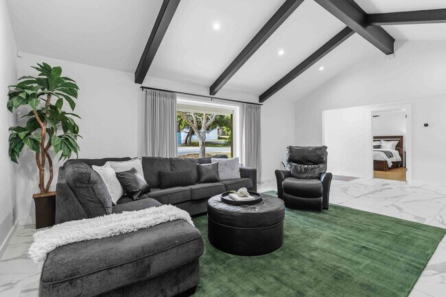 Photo - 107 Oak Crest