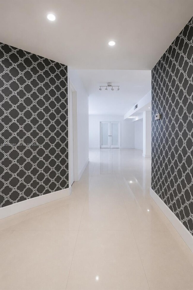 Building Photo - 825 Brickell Bay Dr Unit 1151
