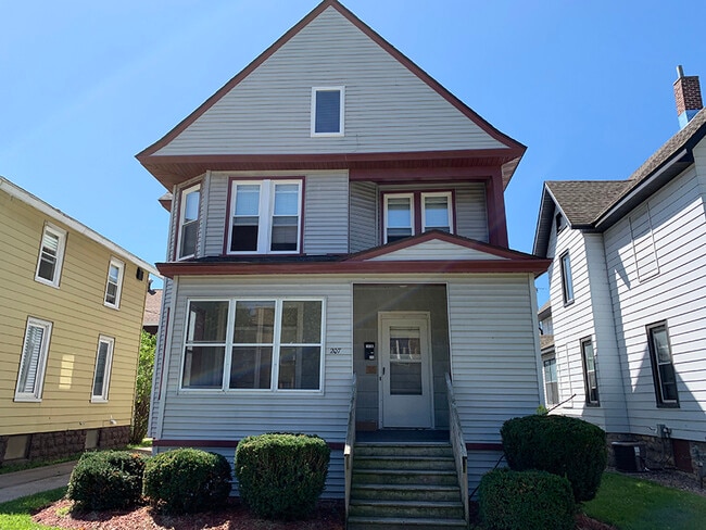 207 W 6th St