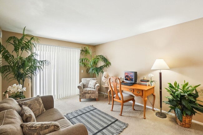 Photo - Round Hill Apartments