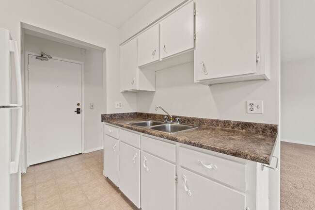 Photo - University Tower