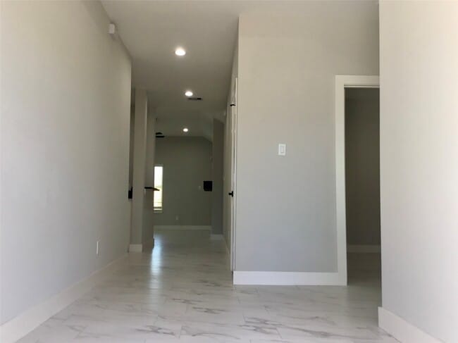 Photo - 924 E 2nd St