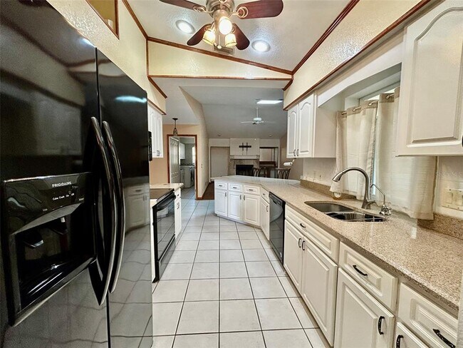 Photo - 25145 Mercedes Dr