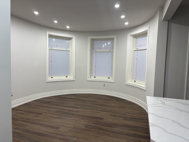 Photo - 52 Charlton Ave W Unit 5