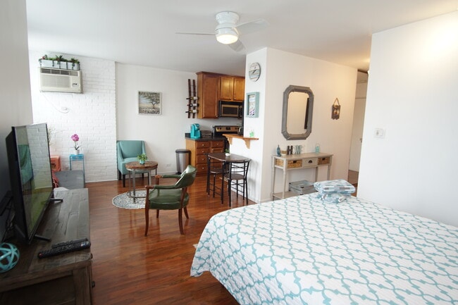 Building Photo - 636 W Webster Ave Unit 401