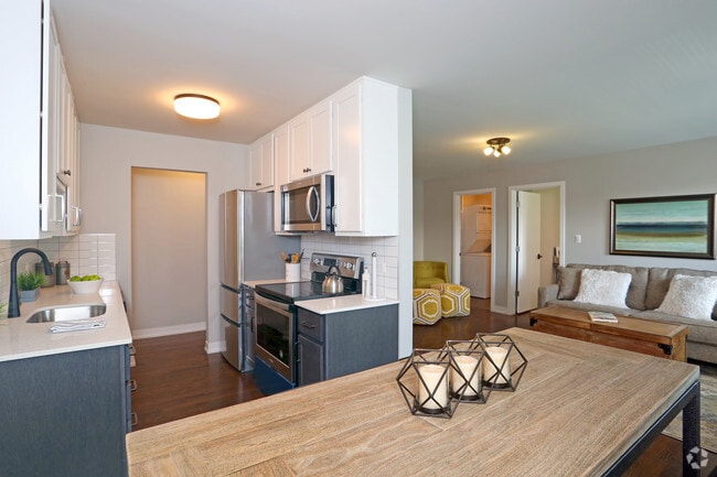 1BR, 1BA - Dining Room - District @ Sheridan - 5536 N Sheridan Rd