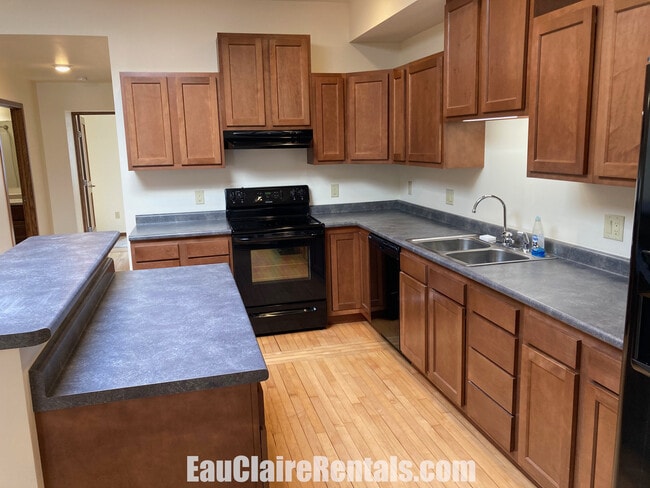 Kitchen stove - 405 Wisconsin St Unit 405.5