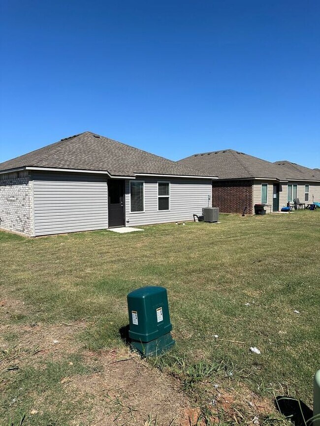 *LIMITED TIME OFFER* BRAND NEW Three Bedro... House House Rental in