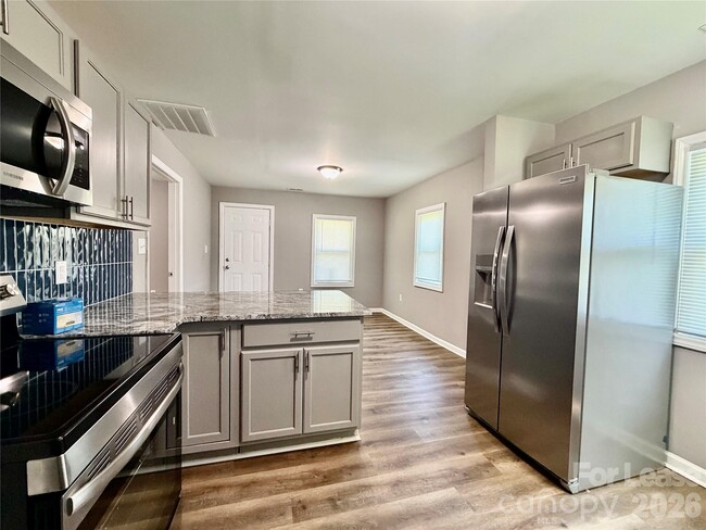 Photo - 457 Fewell St