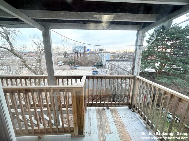 Building Photo - 103 Buttonwood St Unit 3