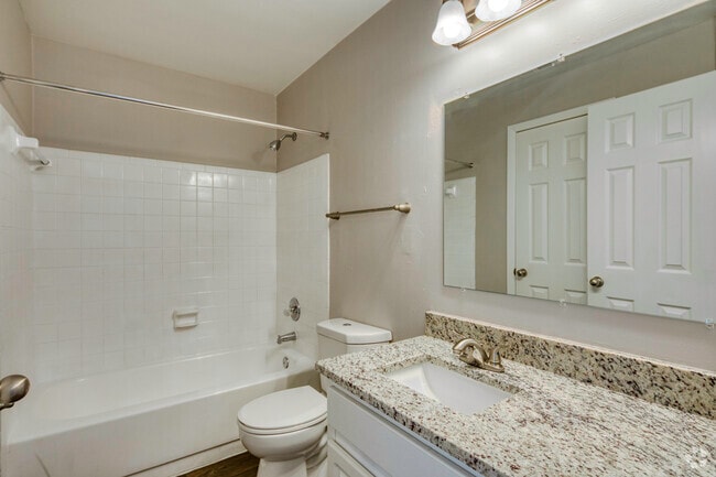 2BR, 2BA - 850SF - 7402 Heritage Hills Dr Tampa, FL 33637-5747 - Heritage Cove