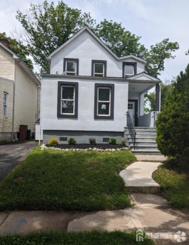 Building Photo - 21 Oak St Unit 2 Rental