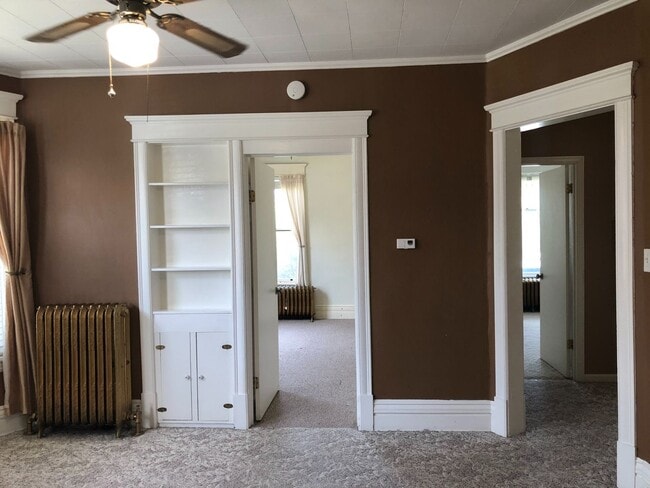 Building Photo - 1st Floor 2 Bedroom Apartment w/ Private Basement - Available July 1st Unit 1128 Hammond Ave - 1