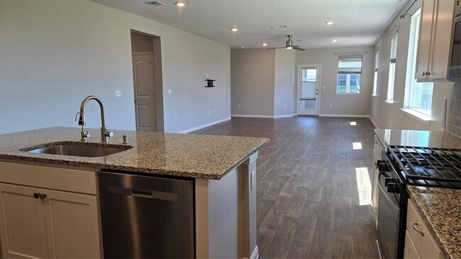 Photo - 313 Charles Trl