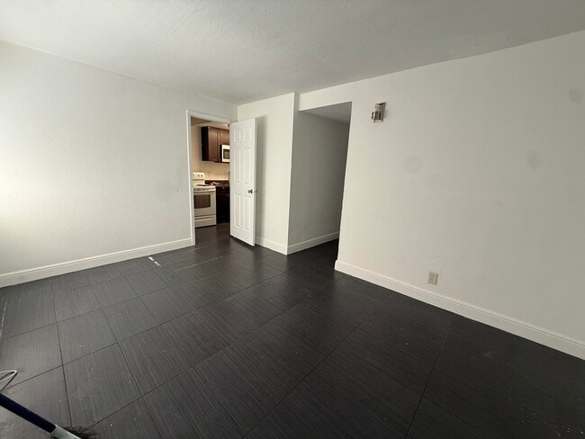 Photo - 37 SW 14th St Unidad 9