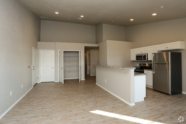 2BR, 2BA - Upper