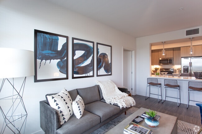 2BR, 2BA-941 SF