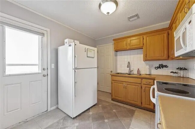 Photo - 2101 SW Wall St Unit Apartment A