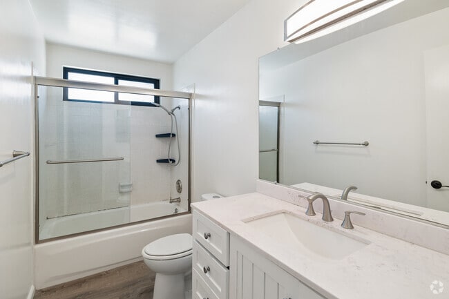 2BR, 2BA, Den - 1000SF - Second Bathroom