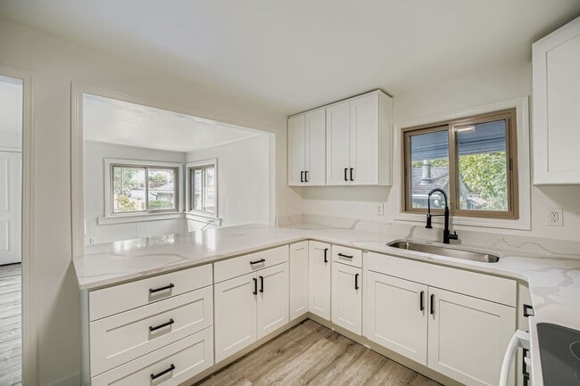 Building Photo - Bright & Charming Home in White Center!