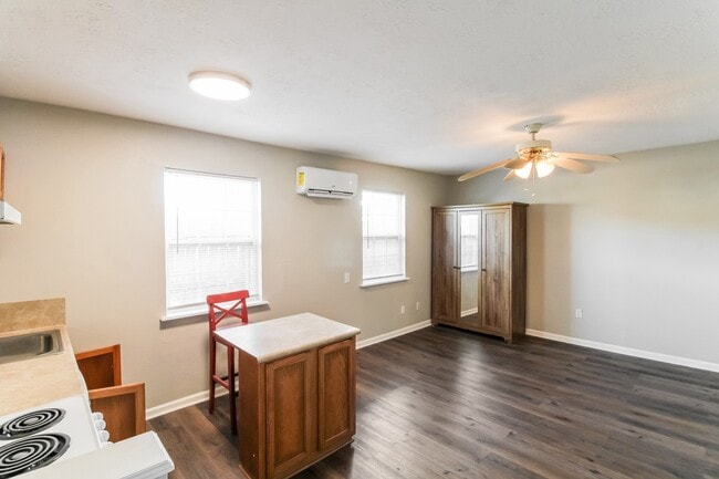 Building Photo - 610 Avenue H Unit 8