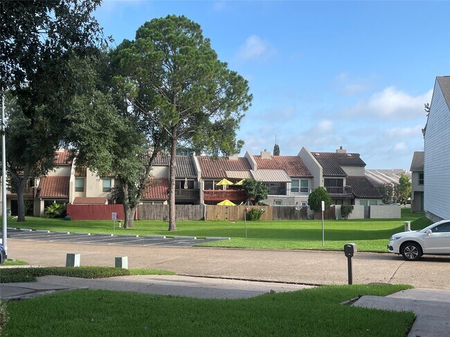 Photo - 12315 Glenview Dr
