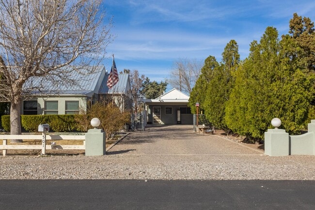 Photo - 501 El Paraiso Rd NW