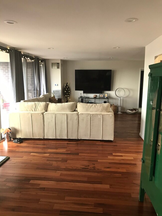 Photo - 250 S Reynolds St Unidad 1505