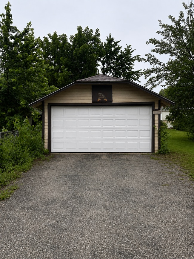 Photo - Classic 3 Bedroom Home With Character and Space in Galesburg!