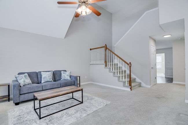 2044 Lillian Dr