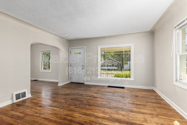 Photo - 1031 Merrifield St SE