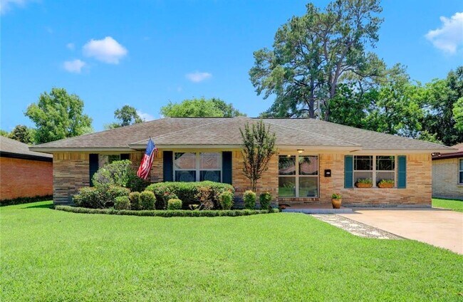 Photo - 1023 W 31st St House
