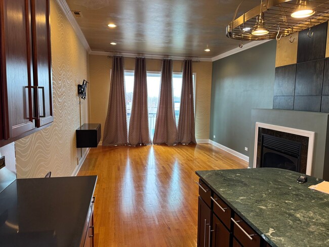 Photo - Luxurious, Galewood Penthouse Condo 3BR/2BA Unit 3
