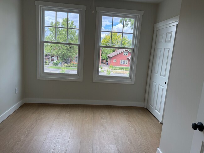 Dormitorio - 1925 W Pacific Ave