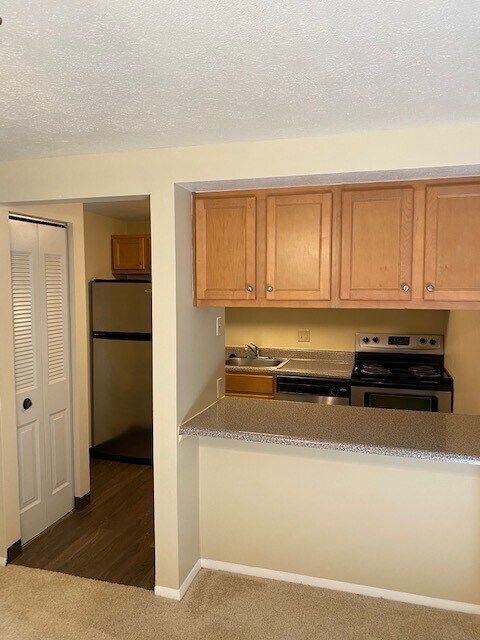 Apt Kitchen - Hawthorne Manor