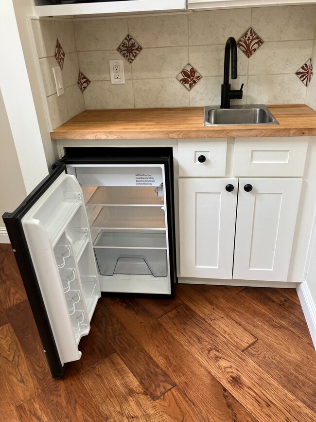 KICHENETTE LG REFRIGERATOR AND MICROWAVE