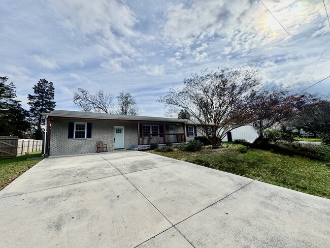 Building Photo - 824 Noragate Rd