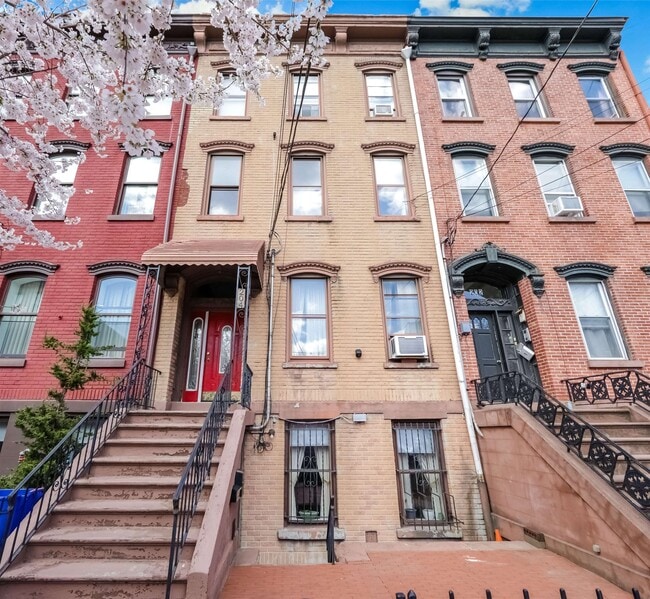 Building Photo - 204 5th St Unit 3 Rental