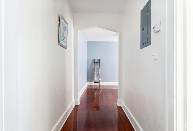 1BR / 1BA - The Lawtone