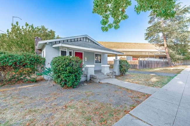 Photo - 924 W Walnut Ave