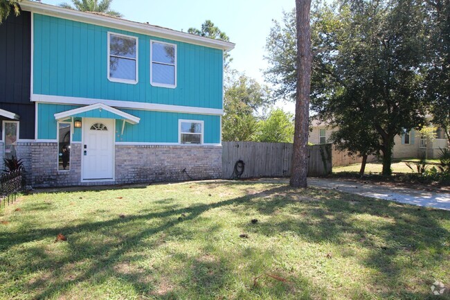 Building Photo - 3 bedroom 1.5 bathroom Townhome in Gulf Br...