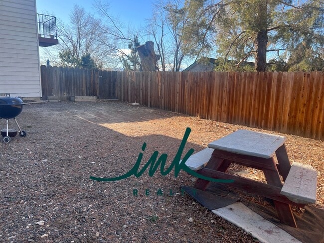 Building Photo - Lovely Gardnerville Townhome