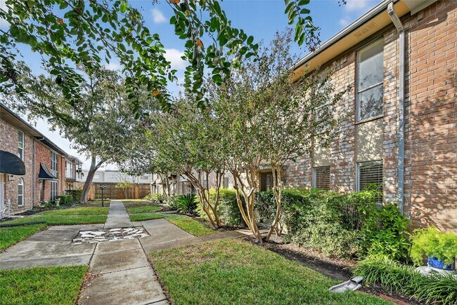 Photo - 14734 Perthshire Rd Unidad D